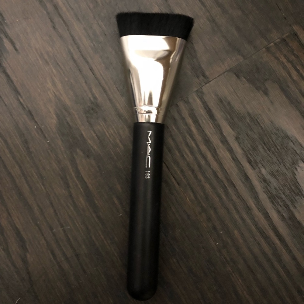 MAC 163 flat contour brush